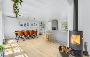 Kuchyň nebo kuchyňský kout v ubytování Holiday Home Grønnevænget Blåvand Ix