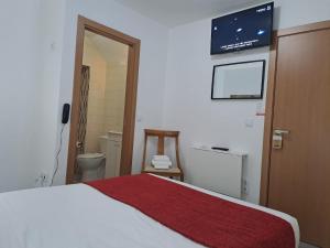una habitación de hotel con una cama y un baño en Largo da Fonte, en Sertã