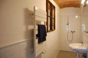 A bathroom at Bagolyvár Fogadó- Újfalusy Márton Vendégház Még 37 kép