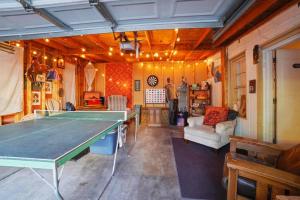 Stolní tenis v ubytování Whimsical Berkeley Bungalow nebo okolí