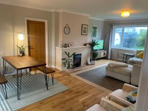 Posezení v ubytování Palms - spacious, 3 bedroom, pet friendly, family holiday home