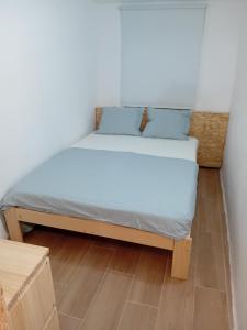 a bed in the corner of a room at Calderona Tiny house in Segorbe