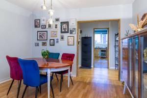 ein Esszimmer mit einem Holztisch und blauen Stühlen in der Unterkunft La Belle De Nuit in Saint-André-les-Vergers + 9 Fotos