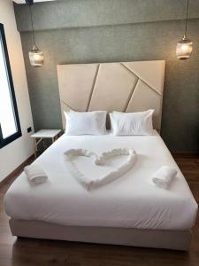 a heart shapedvisor on a bed in a bedroom at 35 Appartement ensoleillé calme et NEUF in Casablanca