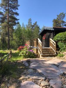 Zahrada ubytování Timber cottages with jacuzzi and sauna near lake Vänern