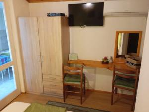 TV a/nebo společenská místnost v ubytování Apartments Ivo