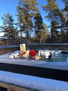 Fotografie z fotogalerie ubytování Timber cottages with jacuzzi and sauna near lake Vänern v destinaci Karlstad