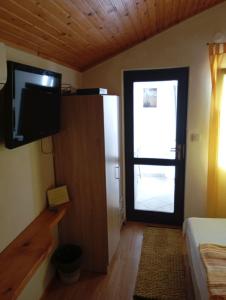 TV a/nebo společenská místnost v ubytování Apartments Ivo