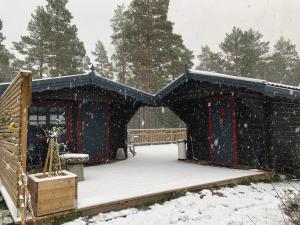 Timber cottages with jacuzzi and sauna near lake Vänern v zimě