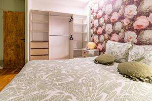 ein Schlafzimmer mit einem Bett mit zwei Kissen darauf in der Unterkunft La Belle De Nuit in Saint-André-les-Vergers