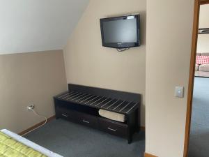 TV a/nebo společenská místnost v ubytování Allan Court Motel