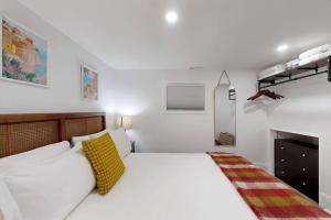 Postel nebo postele na pokoji v ubytování Fresh and Modern Guest Suite