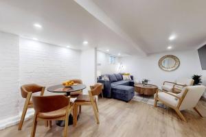 Posezení v ubytování Fresh and Modern Guest Suite