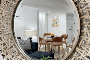 Posezení v ubytování Fresh and Modern Guest Suite + 17 fotografií