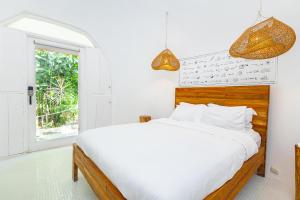 Postel nebo postele na pokoji v ubytování Igloo Beach Lodge + 37 fotografií