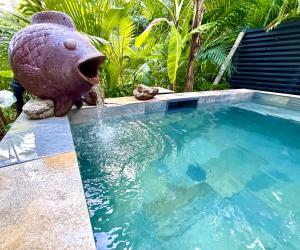 Bazén v ubytování LODGE COLIBRIS Piscine Privée vue panoramique mer et montagne pelée , 500 m plage dans un parc , Calme assuré Idéal pour découvrir le nord Caraïbes nebo v jeho okolí