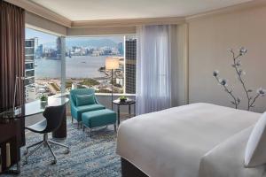 Una cama o camas en una habitación de JW Marriott Hotel Hong Kong