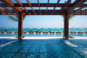 港生Rayong Marriott Resort & Spa的海景度假酒店的游泳池
