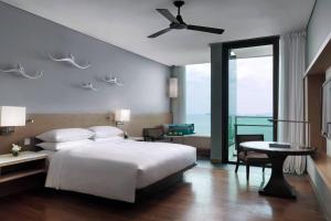 Rayong Marriott Resort & Spa客房内的一张或多张床位