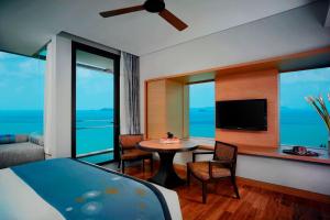 Rayong Marriott Resort & Spa的电视和/或娱乐中心