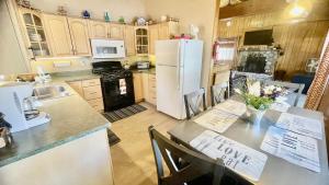 Afbeelding uit fotogalerij van Sweet Cabin Home Getaway! in Big Bear City