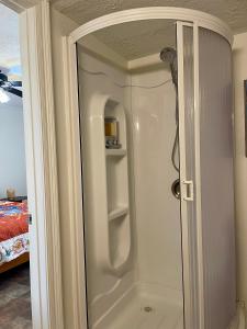 eine Dusche mit Glastür in einem Zimmer in der Unterkunft Cozy Condo in Lake Charles