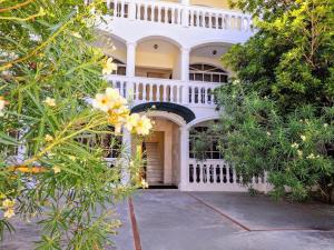 Zahrada ubytování Costambar Beachfront Stay with Pool