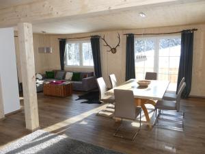 ein Wohnzimmer mit einem weißen Tisch und Stühlen in der Unterkunft Haus Loserblick in Altaussee