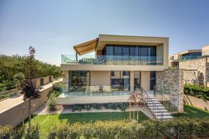 una casa con vista sulla parte anteriore di Luxury villa with a swimming pool Savudrija, Umag - 23625 a Crveni Vrh (Monterosso)