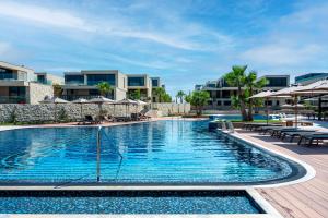 una grande piscina con sedie e ombrelloni di Luxury villa with a swimming pool Savudrija, Umag - 23625 a Crveni Vrh (Monterosso)