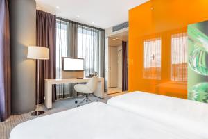 Un pat sau paturi într-o cameră la Sound Garden Hotel Airport