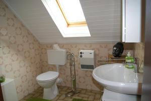 アインルールにあるHaus am Seeのバスルーム(トイレ、天窓付きのシンク付) +59枚の写真