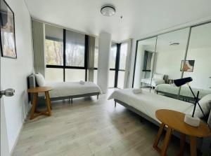 Postel nebo postele na pokoji v ubytování Sydney resort style condo 3 pools + 19 fotografií