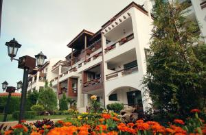 a building with flowers in front of it at White Coast Beach Apartments in Kavarna