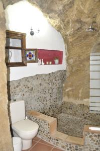 ベヘール・デ・ラ・フロンテーラにあるCasas Andrea La Cuevaの石壁のバスルーム(トイレ付)