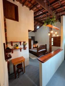伊比科阿拉Reserva do Bosque Hospedaria e Natureza的一间带酒吧和床的客厅