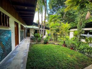 a courtyard of a house with a yard at Ventanas en Corcovado in Dos Brazos
