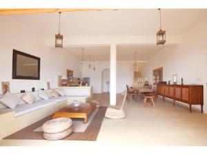 サマティンにあるVilla Lunaのソファとテーブルのあるリビングルーム