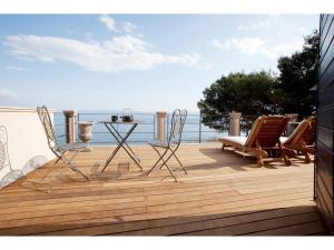 サマティンにあるVilla Lunaの海を望むパティオ(椅子、テーブル付)