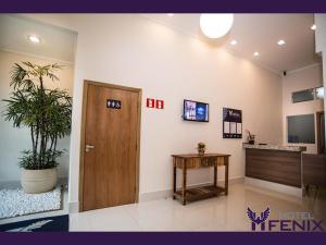 Pokój z drzwiami i doniczką w obiekcie Hotel Fenix w mieście Assis