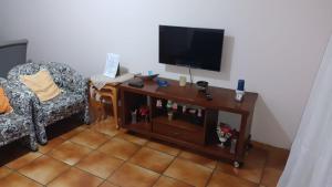 Uma TV ou centro de entretenimento em Memórias de vó