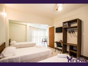 Un pat sau paturi într-o cameră la Hotel Fenix