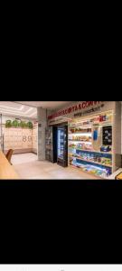 una tienda con un letrero que lee hipervisorzoszos en Flat Lux - com Piscina e Netflix, en Río de Janeiro