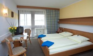 Postel nebo postele na pokoji v ubytování Hotel am Regenbogen