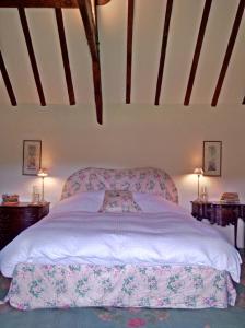 1 dormitorio con 1 cama grande y 2 mesitas de noche en Barmoors, en Lastingham
