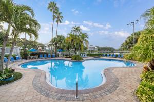Bazén v ubytování Marriott's Cypress Harbour Villas nebo v jeho okolí
