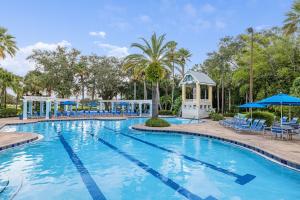 Bazén v ubytování Marriott's Cypress Harbour Villas nebo v jeho okolí