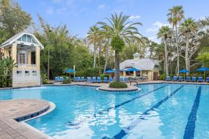 Bazén v ubytování Marriott's Cypress Harbour Villas nebo v jeho okolí