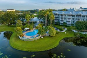 Bazén v ubytování Marriott's Cypress Harbour Villas nebo v jeho okolí