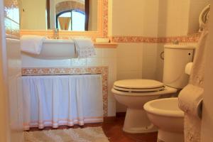 y baño con aseo y lavamanos. en B&B Colle Perrini Country House, en Casperia